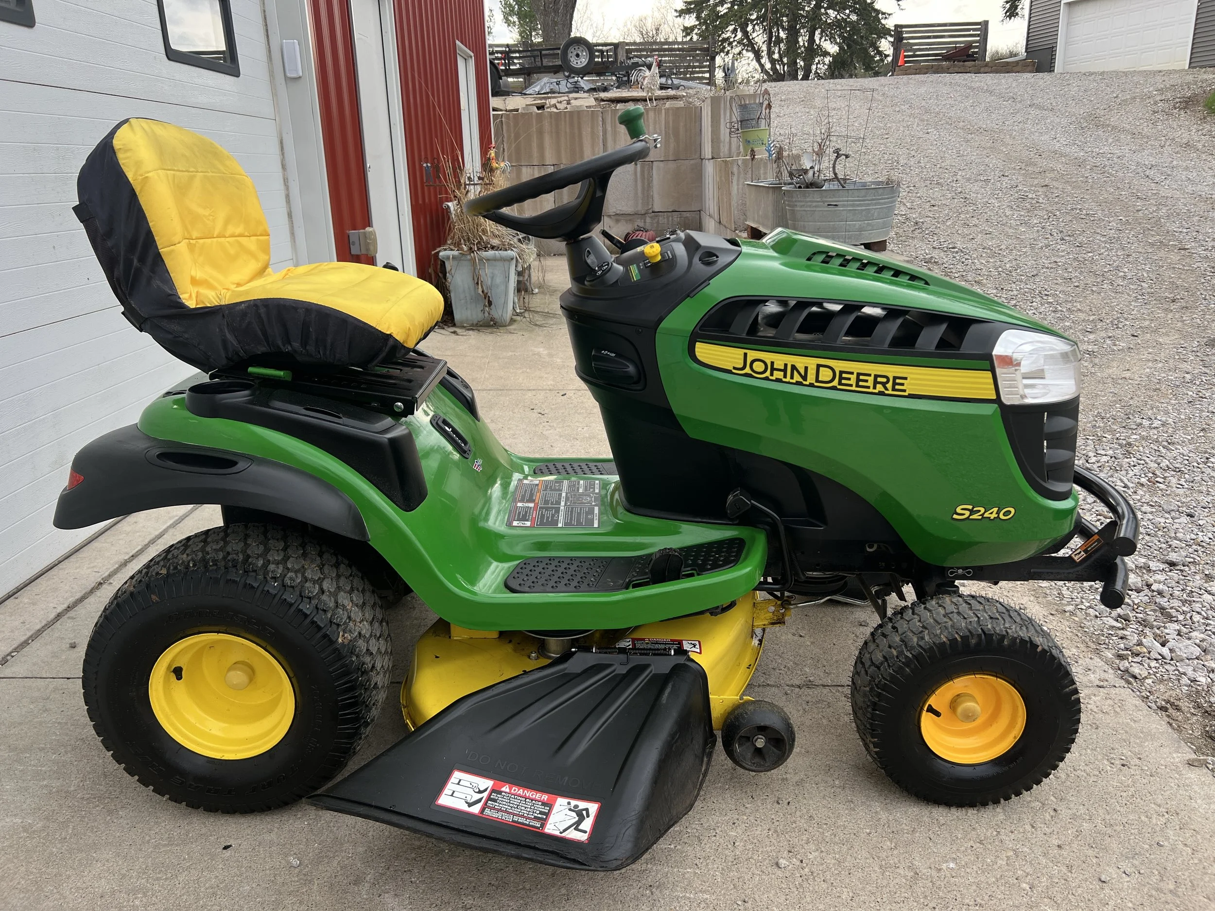 2017 John Deere S240 tractor 42" deck 416 hours $1,999
