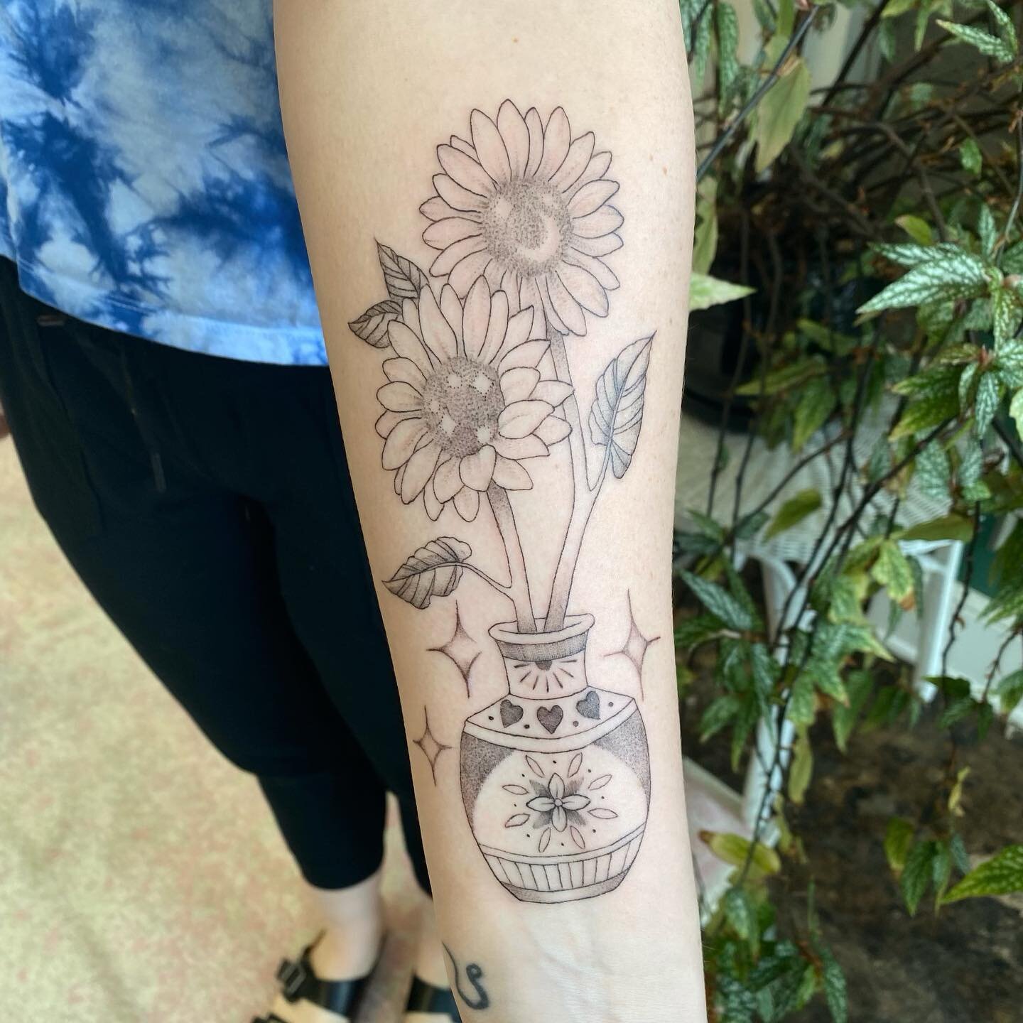 a cute vase from our magical fairy mom @beccabootattoos 

Don&rsquo;t forget to turn on post notifications for Becca for when she drops her next flash work! 

In Love Tattoo 1130 Burke St. Winston-Salem #nctattooer #nctattooers #vegan #vegantattooer 