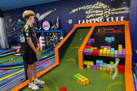 Play2Win Mini Golf - falling cube