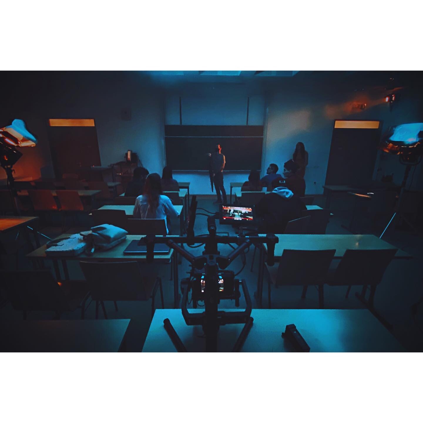 🎥🔵🟠 #onset #roll #cinematography #rnifilms #whitagram #smoke #classroom #behindthescenes #setlife #bts #commercial #djironin #film 📷: @marciitoth