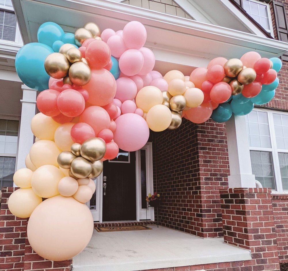 organic balloon arch on porch west bloomfield.jpg