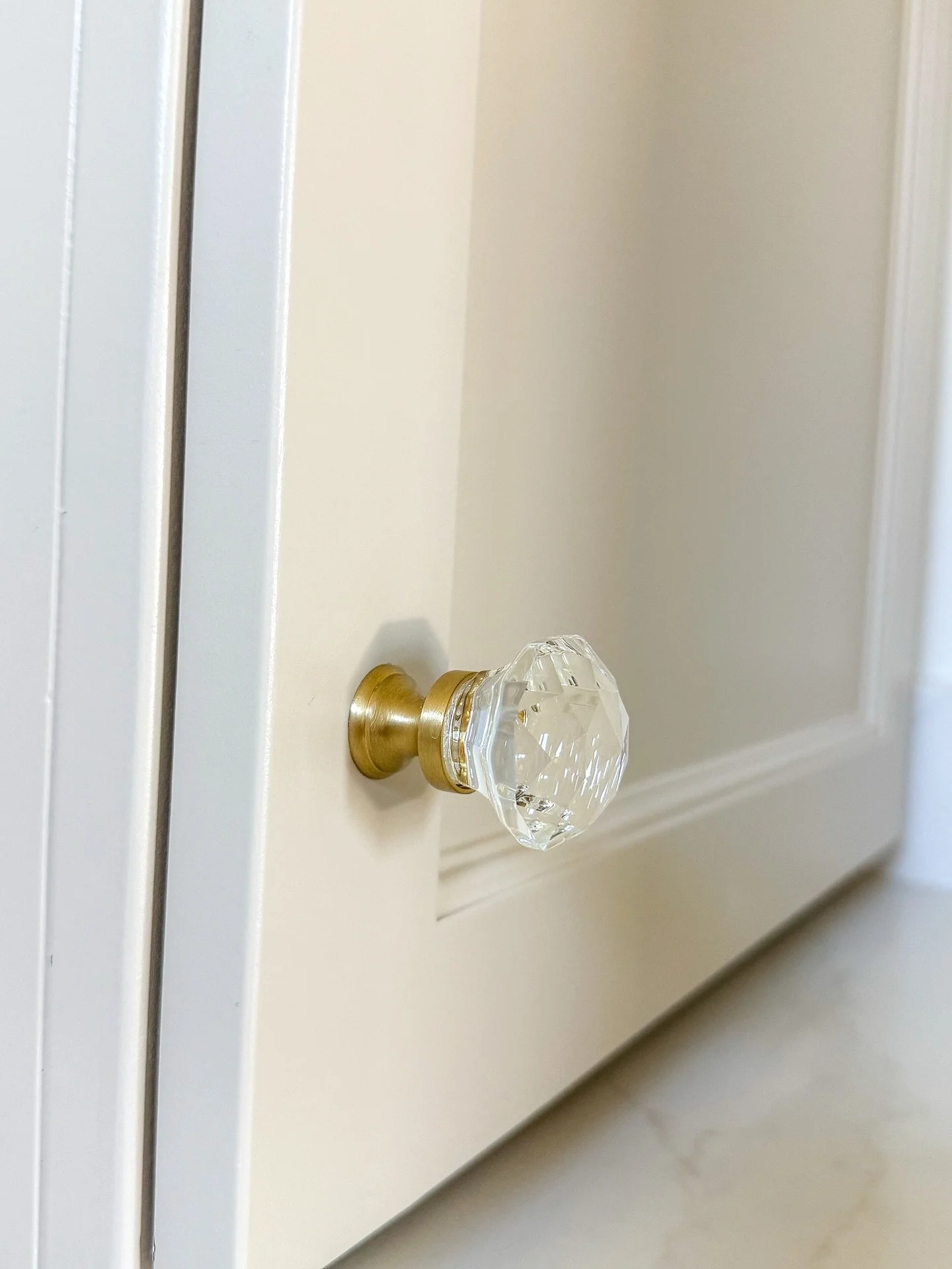 When the cabinet hardware is a masterpiece all on its own. 𤩠
#cabinethardware #kitchengoals #kitchendesign #goldcabinethardware #designdetails #homebuilder #ridgewoodcustomhomes