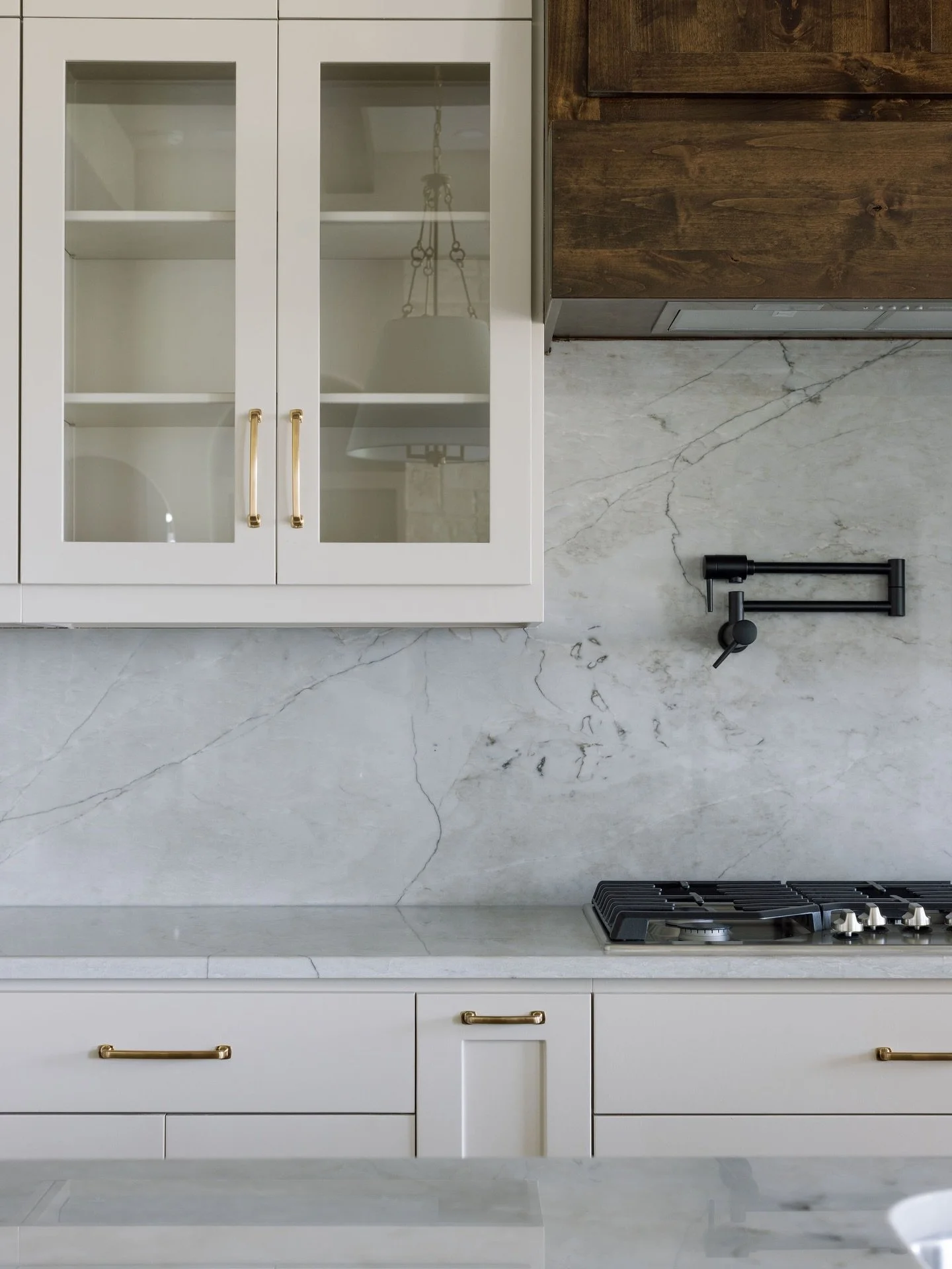 You can absolutely have a bright, airy home without painting everything pure white. If you&rsquo;re not on the &ldquo;dark and moody&rdquo; trend yet, but want to keep things warm and inviting, here&rsquo;s some tips&hellip;

In this home, the light 