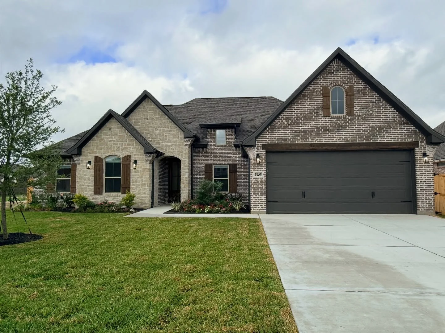 Congratulations to these homeowners on closing on their new home in Oakmont today! Welcome to Texas and we wish you guys many years of memories here! 

#newhome #movingtotexas #ridgewoodcustomhomes