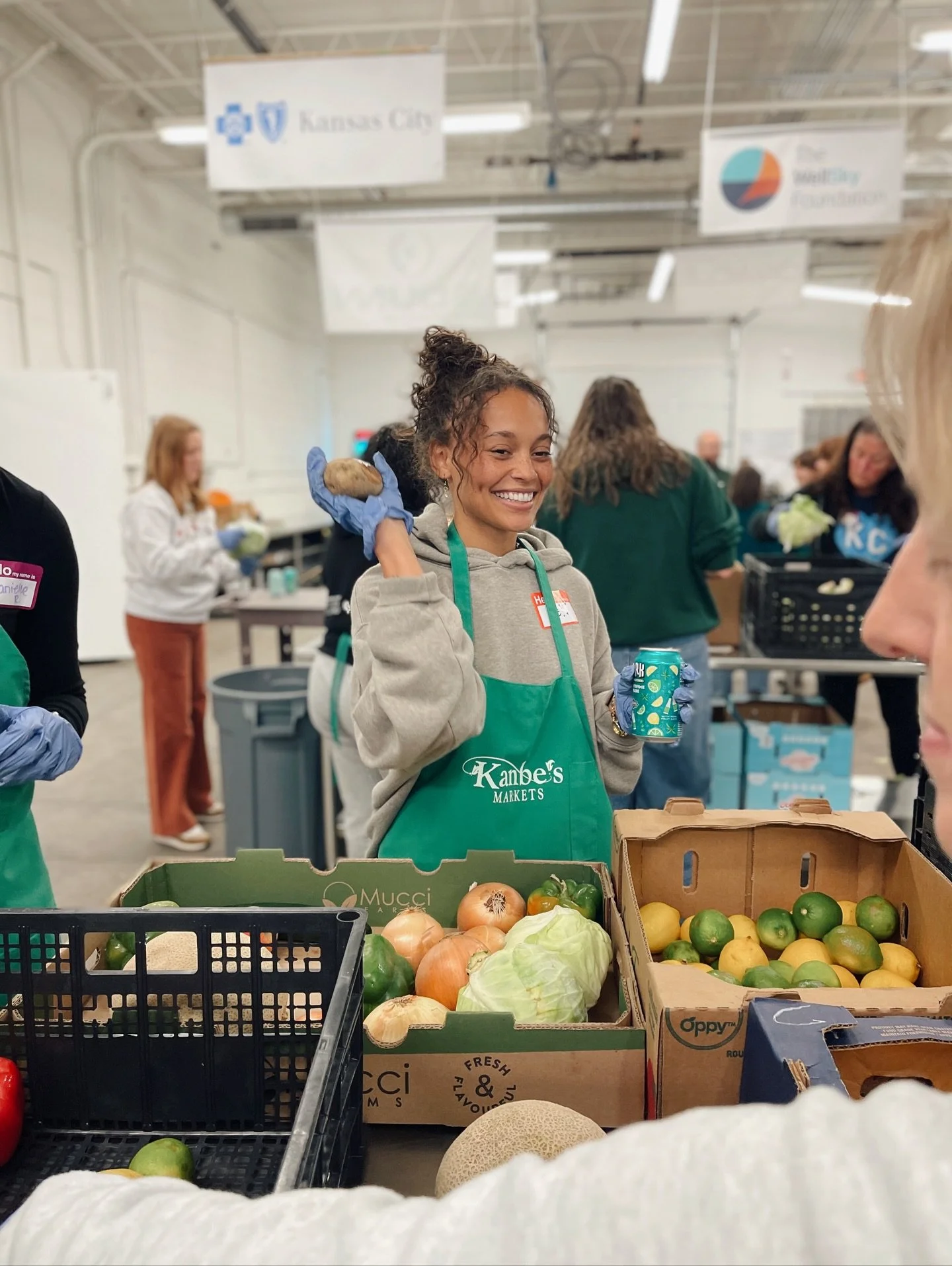 Our first ever Sip & Sort! 🍊🍻
Volunteers & staff had a blast while turning every pound sorted into 4 servings for someone in our community through our 50+ emergency food assistance partners.
With food assistance programs facing cuts, there