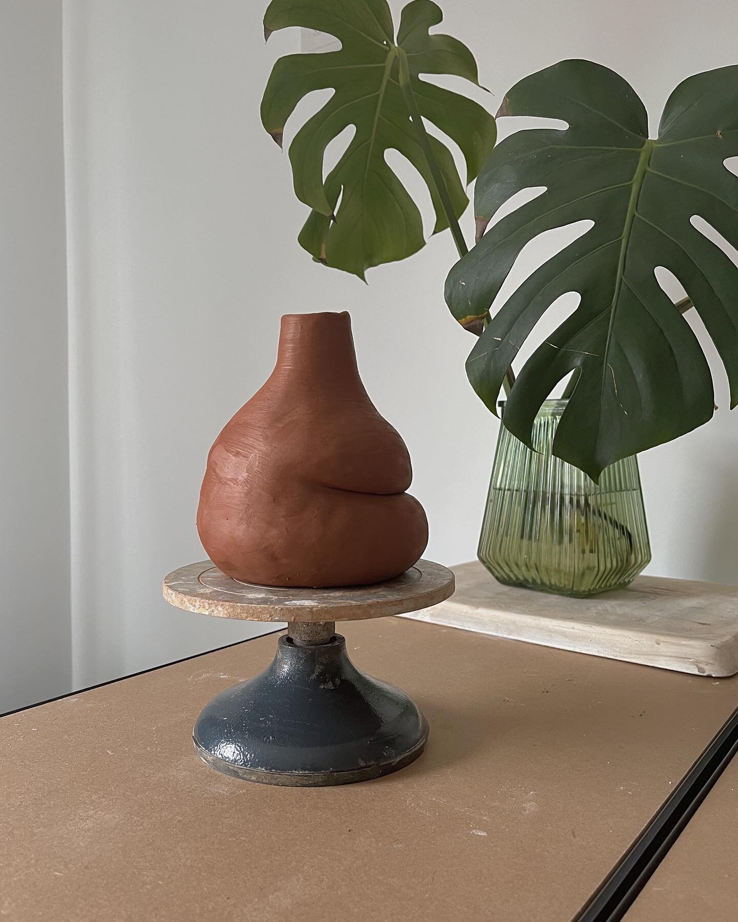 I&rsquo;ve been trying a few new things lately, I call this the bulge bud vase 🌿

#ceramics #art #australianceramics