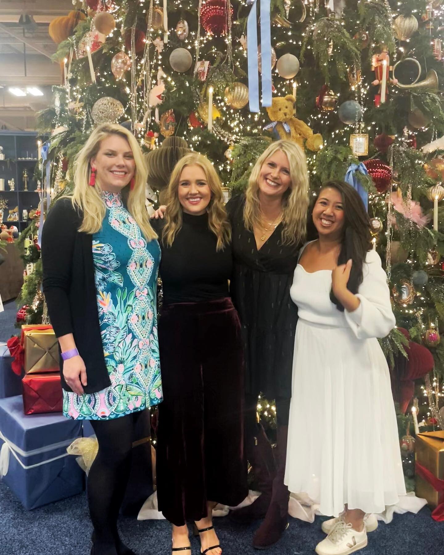 Girl&rsquo;s Night Out &amp; A Christmas Affair was on pointe. 🩰 

Every year I get to meet amazing new women and friends in @thejuniorleagueofaustin while giving back to the community (and having so much fun!). ☺️