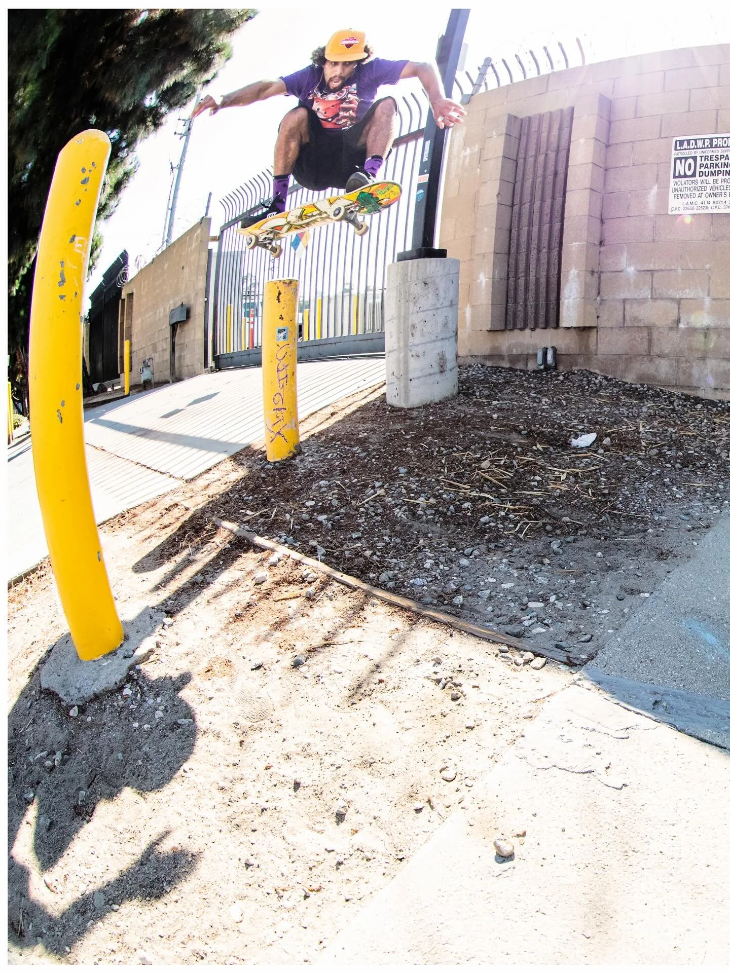 @trap_deon going up and over the unconventional way 🔥

#skateboarding