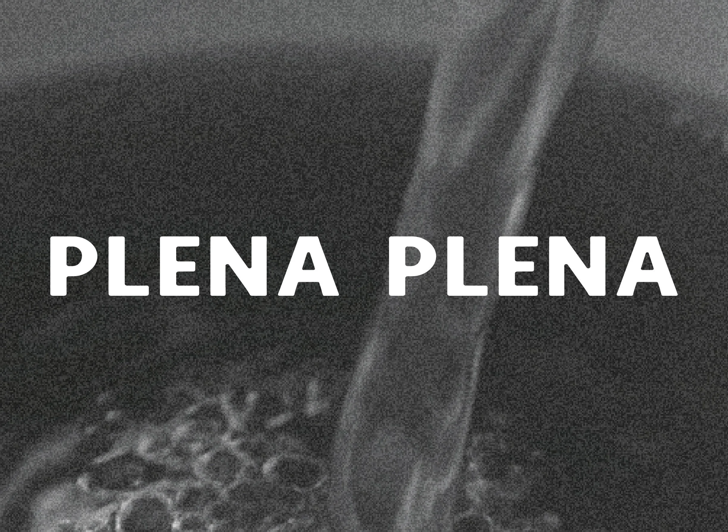 Black and white image with a glass of foamy beer and the words 'PLENA PLENA' in white text over the image.