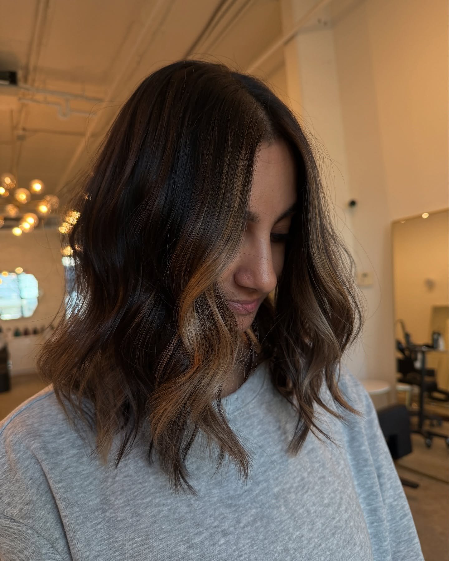 Undone + effortlessly chic 🤎✨

Created by @sydneytaylor_stylist 
.
.
.
.
.
.
.
#brunettebalayage #balayage #brunette #behindthechair #brunettehair #blondebalayage #hair #hairgoals #balayagehighlights #balayagehair #blondehair #hairstylist #dimension