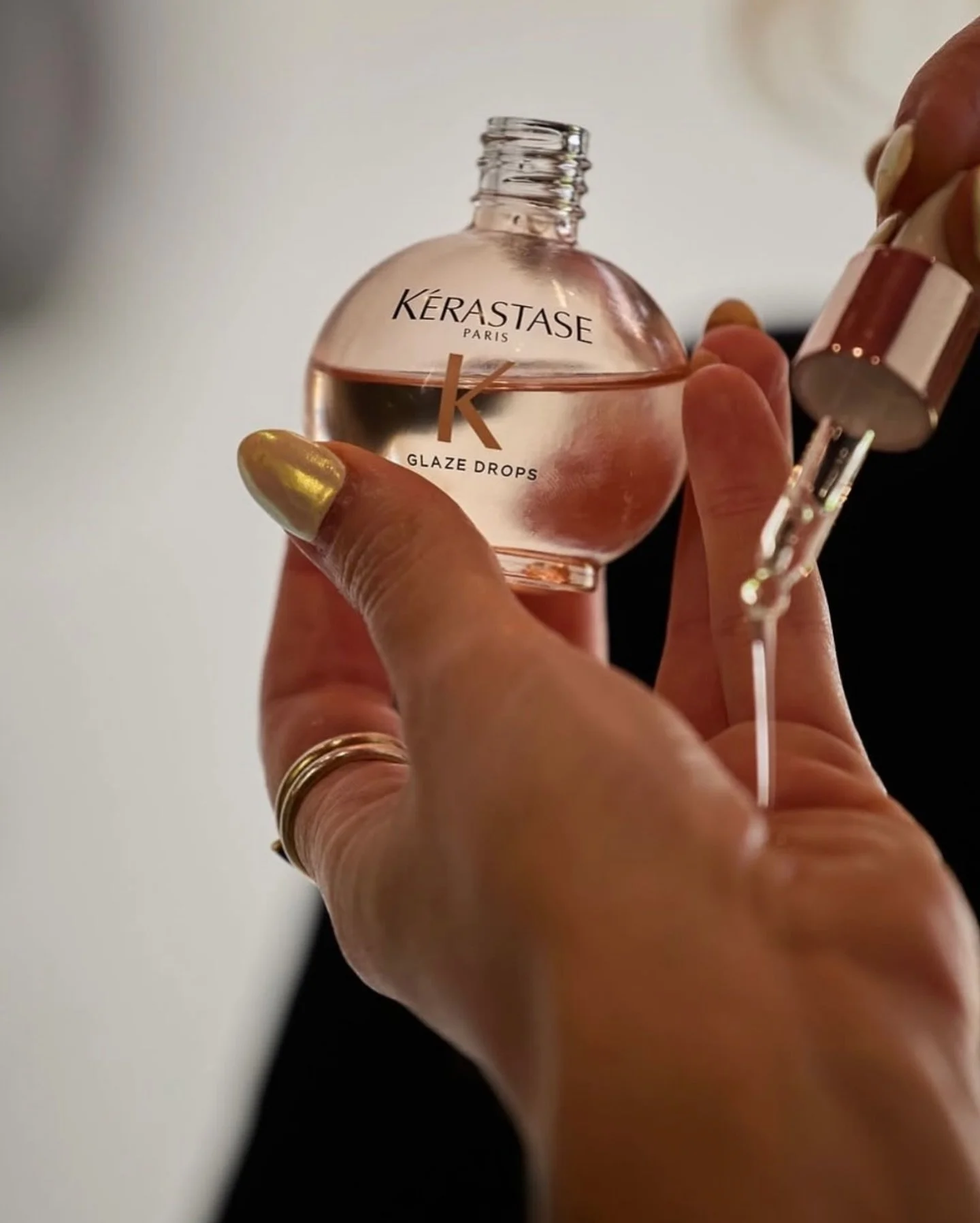 Pro tip: For clients who complain that traditional oils weigh their hair down, recommend Gloss Absolu Glaze Drops. The ultra-light formula delivers hydration, frizz control, and glassy shine without a greasy feel.
.
.
.
.
.
.
.
#haircare #shampoo #pr