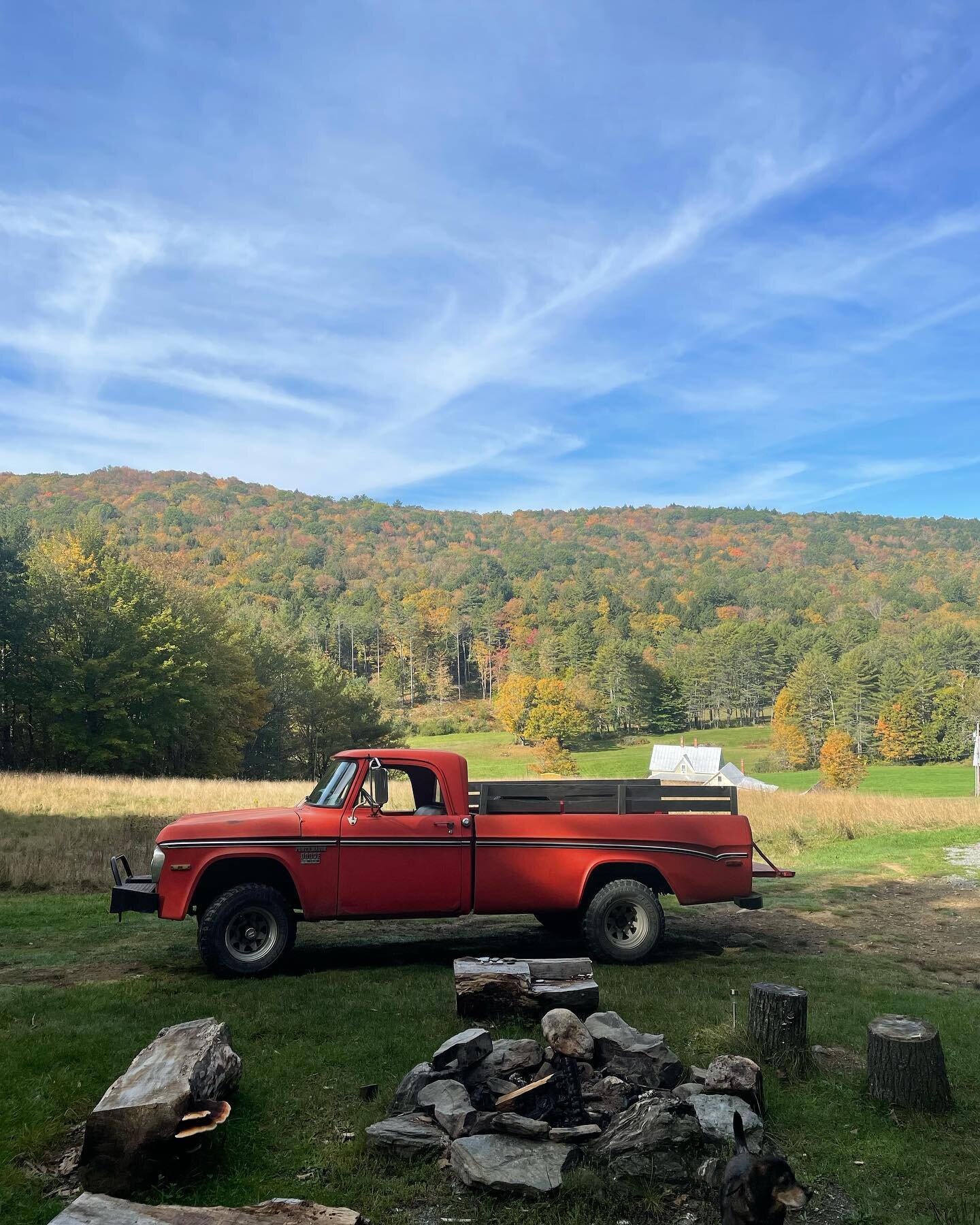 ☀️It getting cooler out and the colors are popping !🍂🍁✨✌️come and camp in a cabin before the season closes at the end of October! We have a few days available left for your mindful getaway ! Stay Love Heal Celebrate @milldalefarm 🍁🍁🍁✨✌️#vermont 
