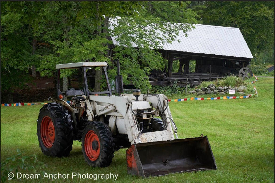 🚜This old tractor &hellip;. Helping us around the farm since the 80s ! Thanks to Opa taking such good care of it. What a guy ! #karmayoga #love #vermont