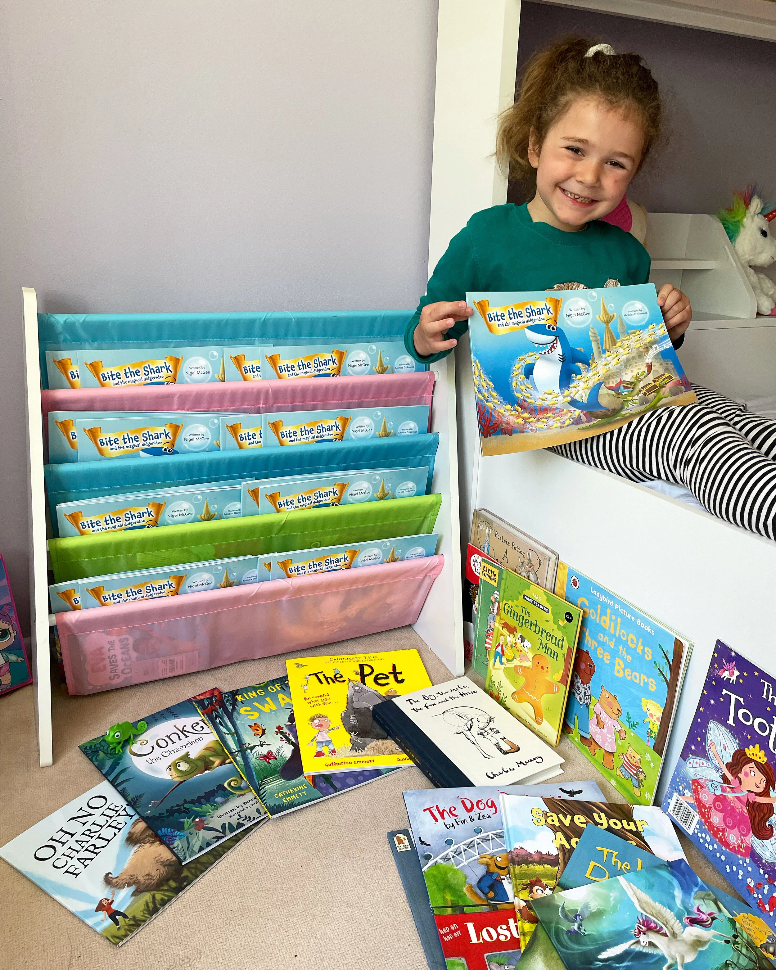 Evie re-arranges her bookshelf!🦈🍆🥗🥒🥦🥕🍅📚✍️