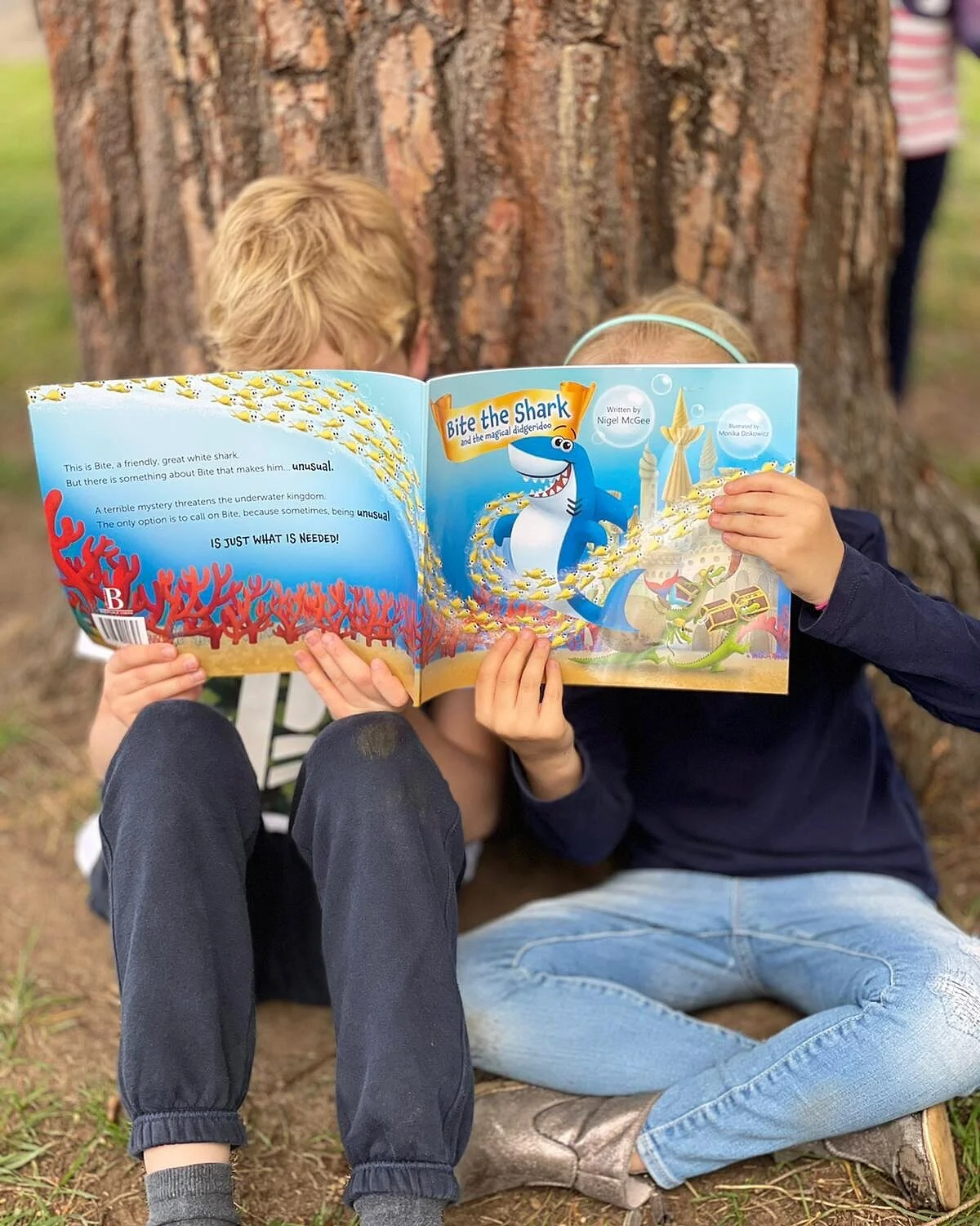 What a wonderful way to while away the afternoon..🦈 📚📖☀️🕶🌳😁
