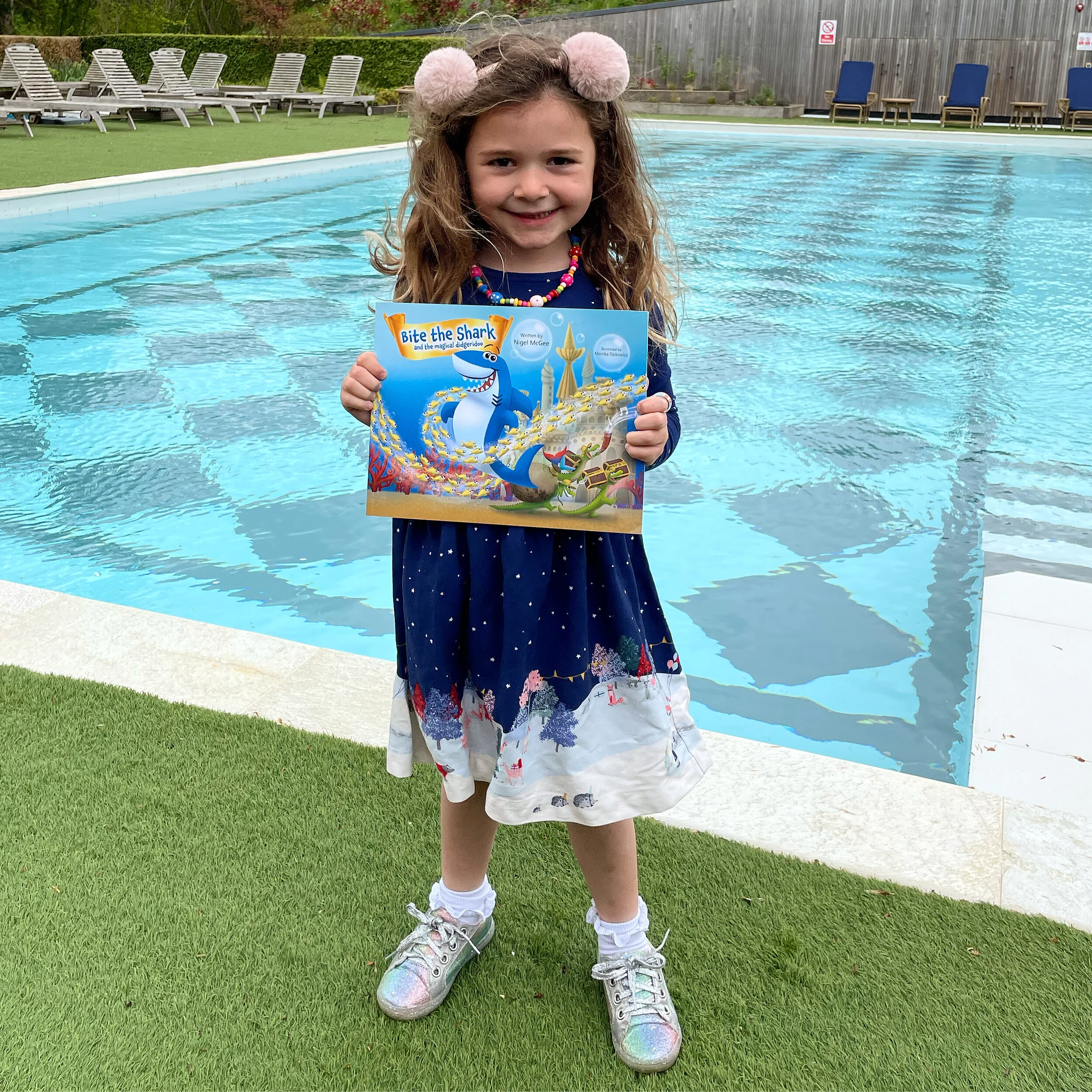 Bite goes for a splash at #beaverbook🦈 💦📚🥒🥑