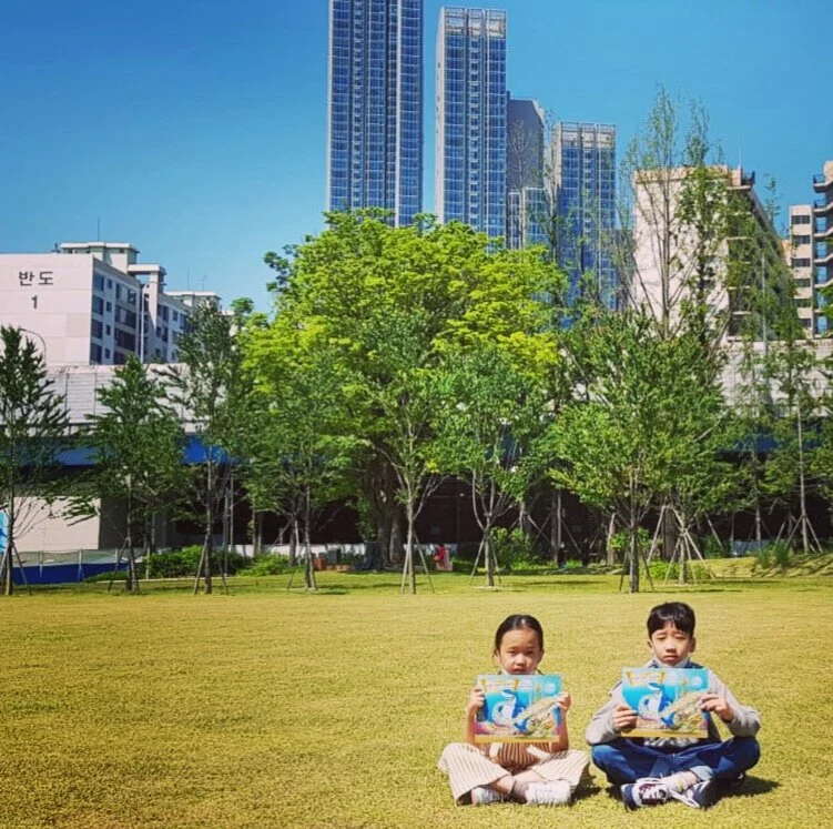 Bite is having a blast in Seoul! 🇰🇷🦈📚☀️☀️🙌 🇰🇷