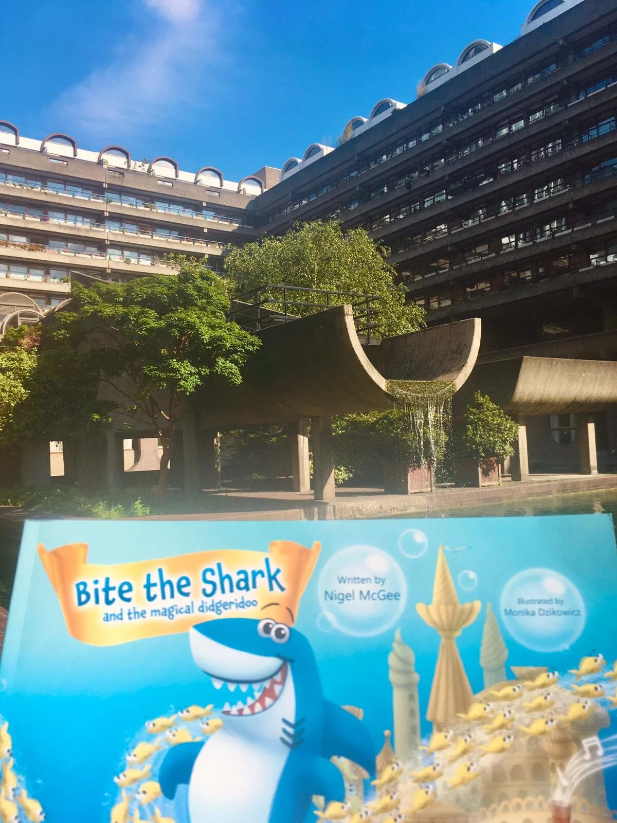 Biting the Barbican! 🦈📕💦☀️📸👀🇬🇧