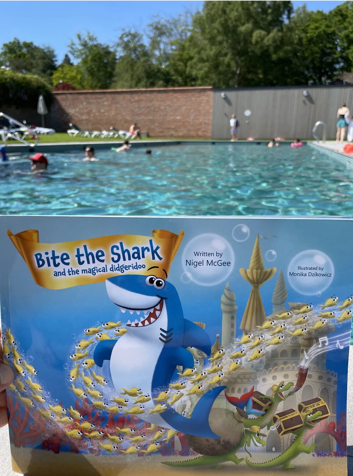 Bite's having a splash around @foxhillssurrey ! 🦈📕💦☀️🦊 👀