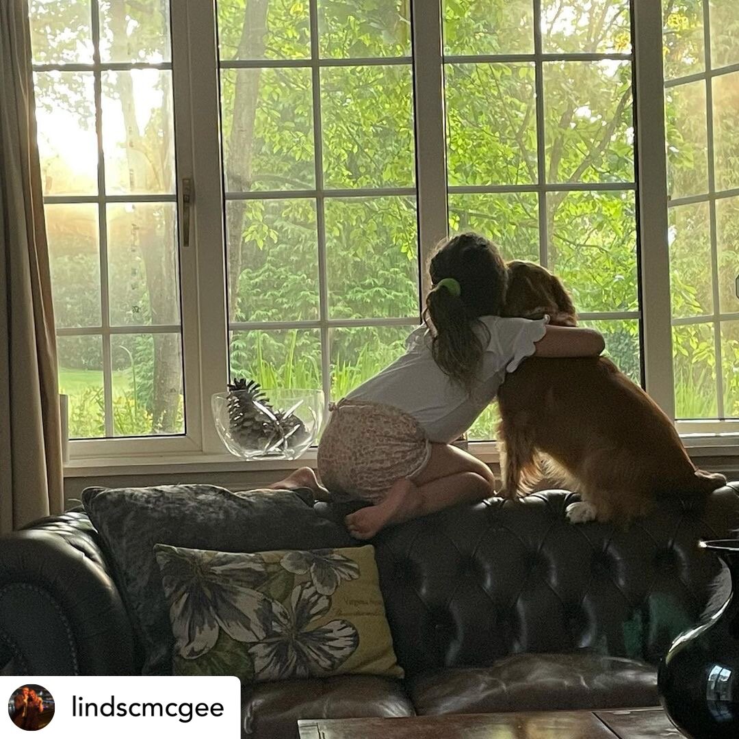 DD (#darlingdaughter</a>) my co-author ❤️ and the dog! 🐕 xo  🦈🐊