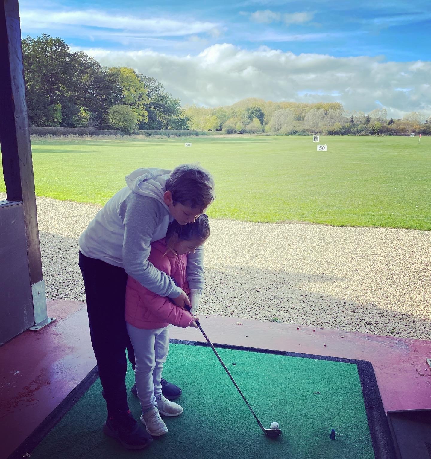 Evie's '1st' golf lesson courtesy of big bro Lou!🏌️‍♀️🏌️‍♂️💜💙👍 @beltonwoods