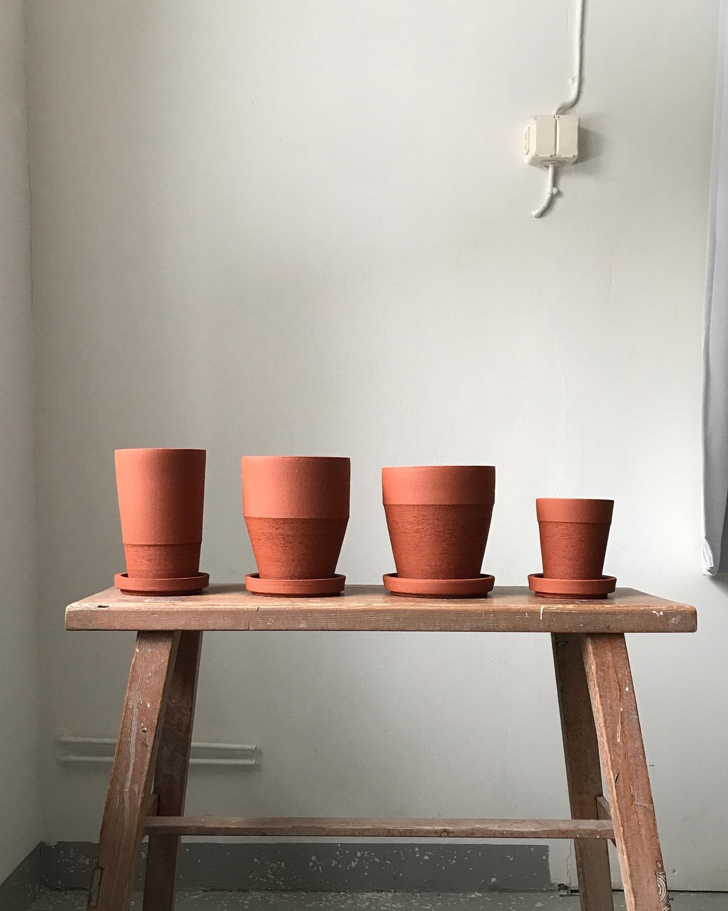 Pots for spring!

Stoneware. Sculpture fired. 2022.
.
.
.
.
.
.
.
.
#ceramics #crafts #pottery #plantpots #pots #plants #red #spring #handmade #keramik #hantverk #krukor #keramiikka #k&auml;sity&ouml; #ruukku #nordicdesign #ceramique