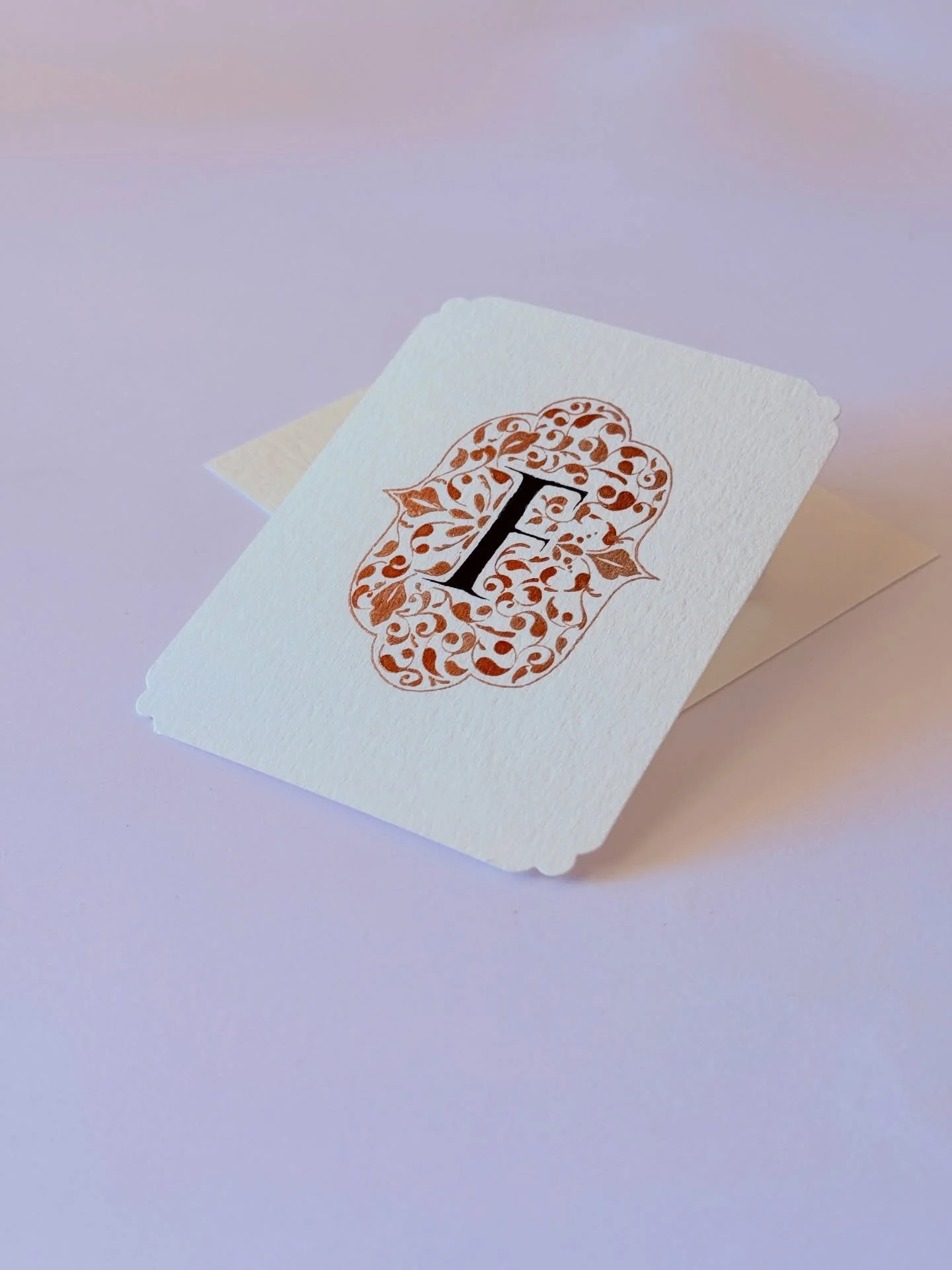 Join me for some PRETTY PAISLEY LETTERS fun! 🤩🙌🏻 next Feb 6th and 13th - 10-12am CET (Rome time) &bull; Hosted by @learnpointedpen 

These little swirly decorations will make for borders, corners, dividers, frames and textures around monograms.

I