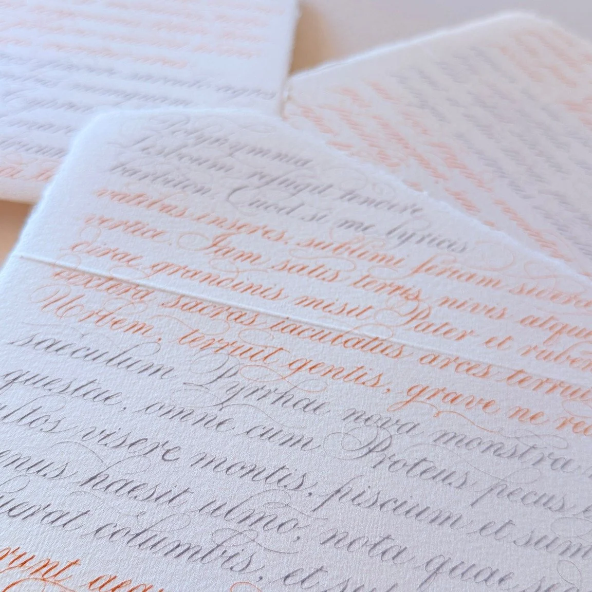 𝗩𝗘𝗡𝗘𝗥𝗗𝗜' 𝗦𝗔𝗡𝗧𝗢

Una silenziosa sessione di pratica con tempera su carta Amalfi e flourishing.
Mi sforzo di usare interlinea stretta per imparare a risolvere velocemente e senza programmazione le possibili interferenze tra discendenti e as