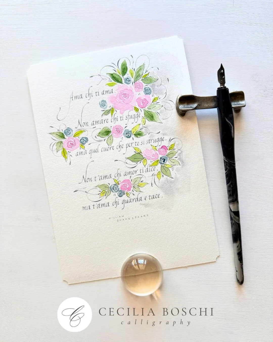 𝗪𝗵𝗶𝘀𝗽𝗲𝗿𝗶𝗻𝗴 𝗹𝗲𝘁𝘁𝗲𝗿𝘀 𝗮𝗻𝗱 𝗽𝗲𝘁𝗮𝗹𝘀

Just Shakespeare calling 😌

𝗖𝗮𝗹𝗹𝗶𝗴𝗿𝗮𝗽𝗵𝘆: Chancery
𝗜𝗻𝗸: calligraphy gouache
𝗗𝗲𝗰𝗼𝗿𝗮𝘁𝗶𝗼𝗻: watercolor
𝗣𝗮𝗽𝗲𝗿: 300g coldpress watercolor paper

_________________________