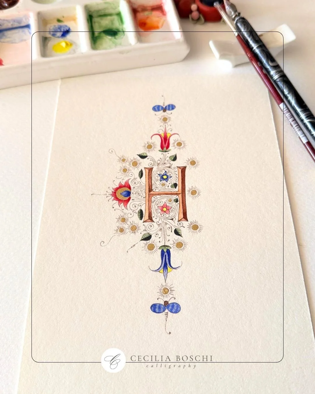 𝗗𝗘𝗖𝗢𝗥𝗔𝗧𝗘𝗗 𝗟𝗘𝗧𝗧𝗘𝗥 𝗻𝗼. 𝟯 

Majuscule H. I particularly loved the two butterflies on top and bottom of the decoration, they're adorable.

I'm learning, slowly.
And I'm feeling inspired.

All the letters of my project are a reproduction