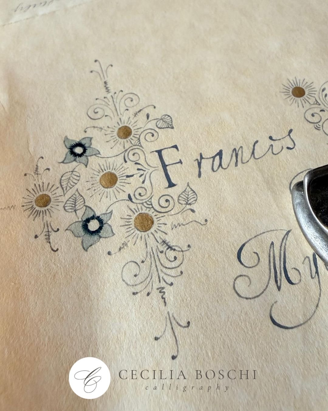 𝗣𝗘𝗡𝗣𝗔𝗟𝗦...𝗪𝗜𝗧𝗛 𝗔 𝗦𝗧𝗬𝗟𝗘

I have been exchanging envelopes with Frances since a couple of years.
She asked me if I wanted to start this exchange, using only Italian Hand (she's a great fan of I.H., as I am). I thought it was a fun proj