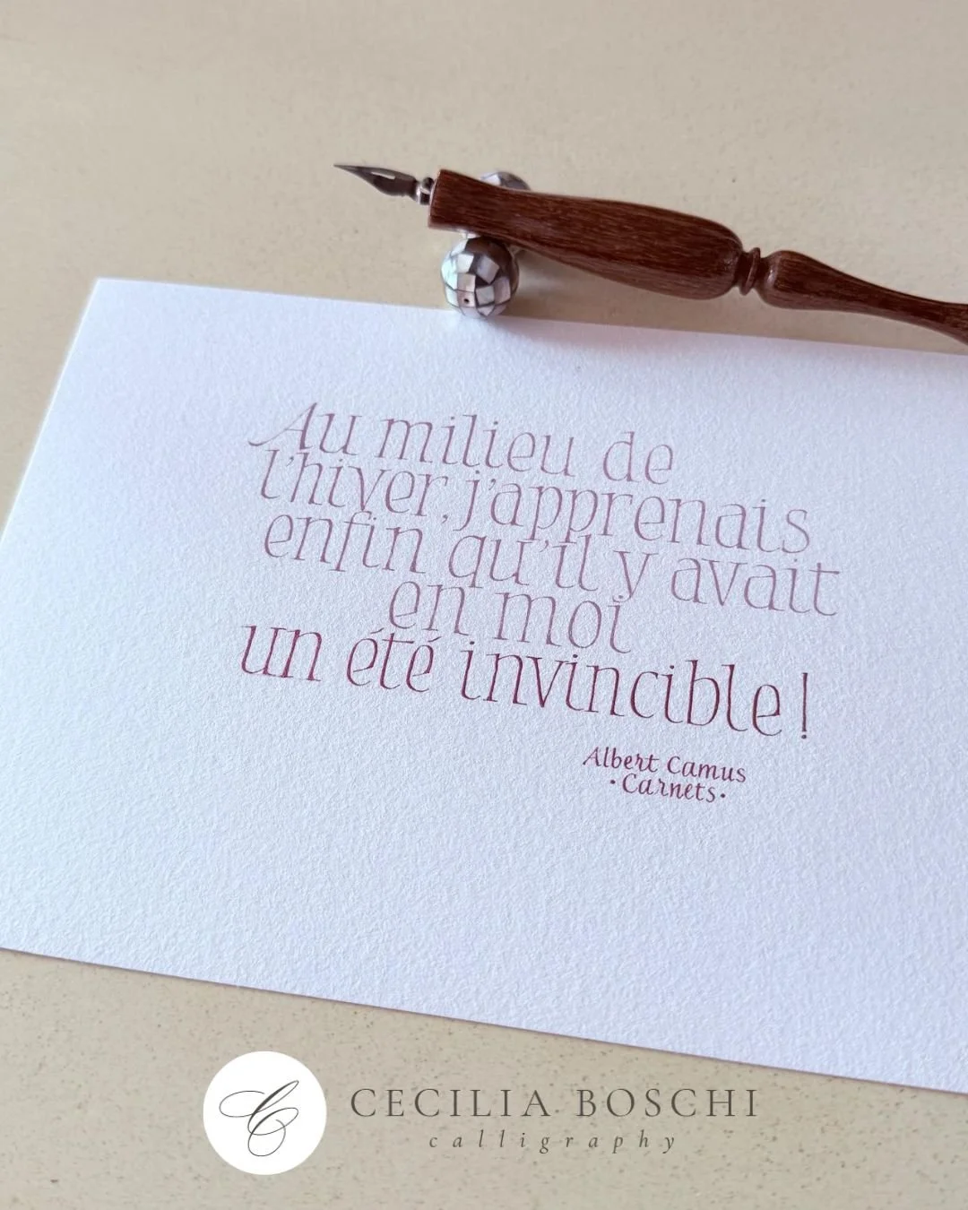 𝗥𝗢𝗠𝗔𝗡 𝗠𝗜𝗡𝗨𝗦𝗖𝗨𝗟𝗘𝗦

Super legible - this is what you think when you see Foundational hand.
When you do it with a pointed pen, it's not only super legible; it's also super fun to do. So many variations!

This is a mix of gouache (top line