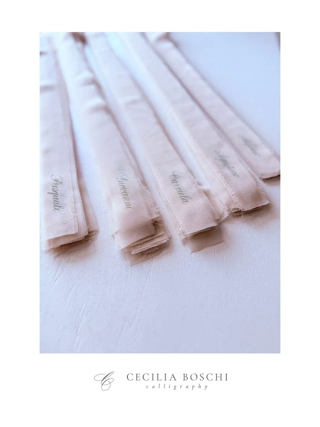 𝗪𝗘𝗗𝗗𝗜𝗡𝗚 𝗥𝗜𝗕𝗕𝗢𝗡𝗦

This i s the latest wedding commission I delivered: 𝗻𝗮𝗺𝗲𝘀 𝗼𝗻 𝗿𝗶𝗯𝗯𝗼𝗻𝘀 𝗶𝗻 𝗖𝗼𝗽𝗽𝗲𝗿𝗽𝗹𝗮𝘁𝗲 𝘄𝗶𝘁𝗵 𝗰𝘂𝘀𝘁𝗼𝗺 𝗰𝗼𝗹𝗼𝗿.

It's been a challenge to understand how to get to this Verdigris color th