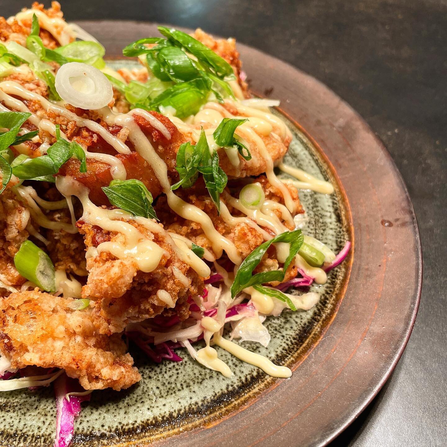 &quot;JFC&quot; eller JAJA Fried Chicken
Har vi alltid p&aring; menyen men kommer i ulike varianter. 
N&aring; har vi den Japanske friterte kyllingvarianten Karage med Japansk majones og syrlig k&aring;lsalat. Digg som snacks eller som et m&aring;lti