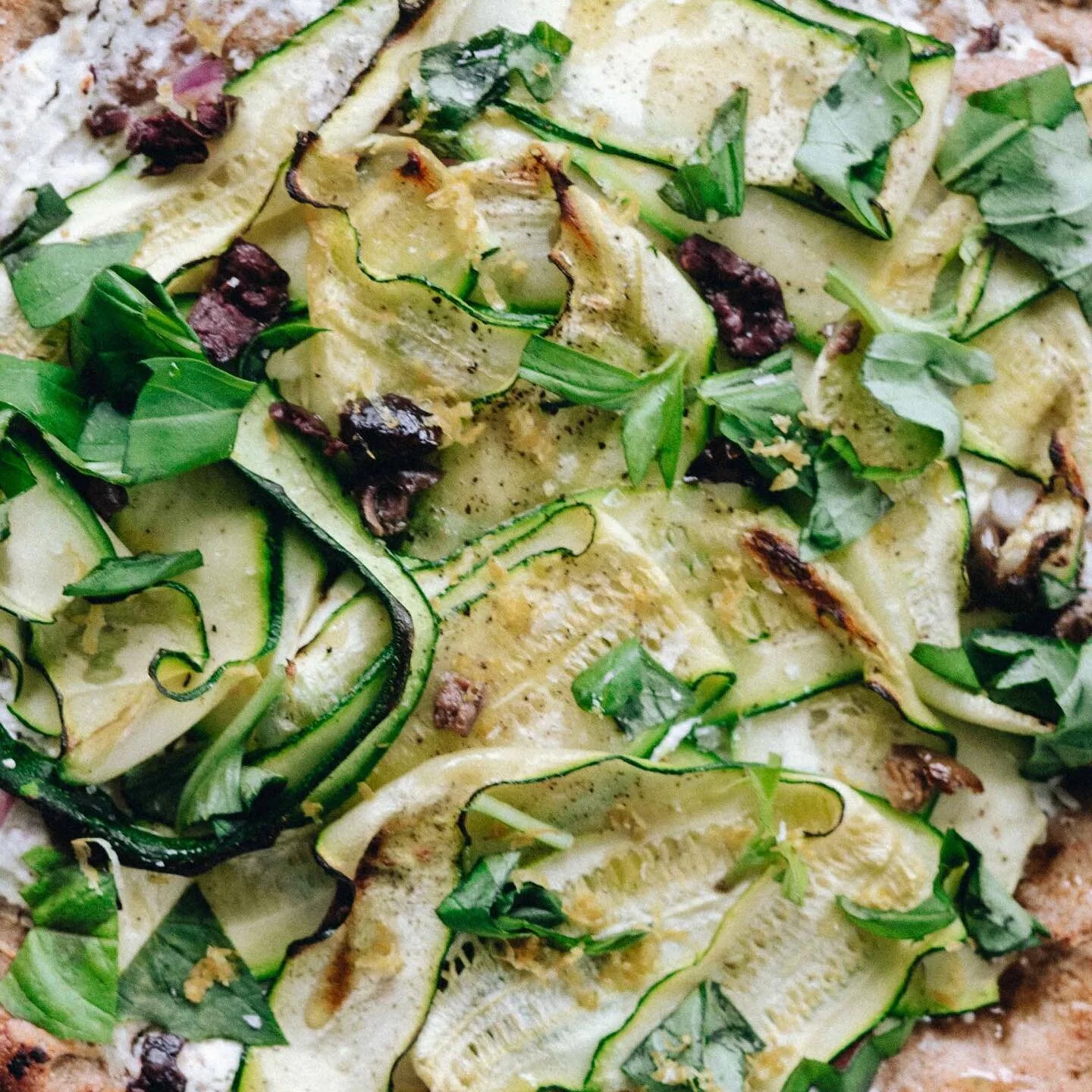 Pizza pizza pizzas! True pizza lovers that you are, you all massively requested the recipe for this spelt and zucchini specimen I put on my stories last week. Since the dough needed some more refining, I did a 2nd run and this time it came out very n