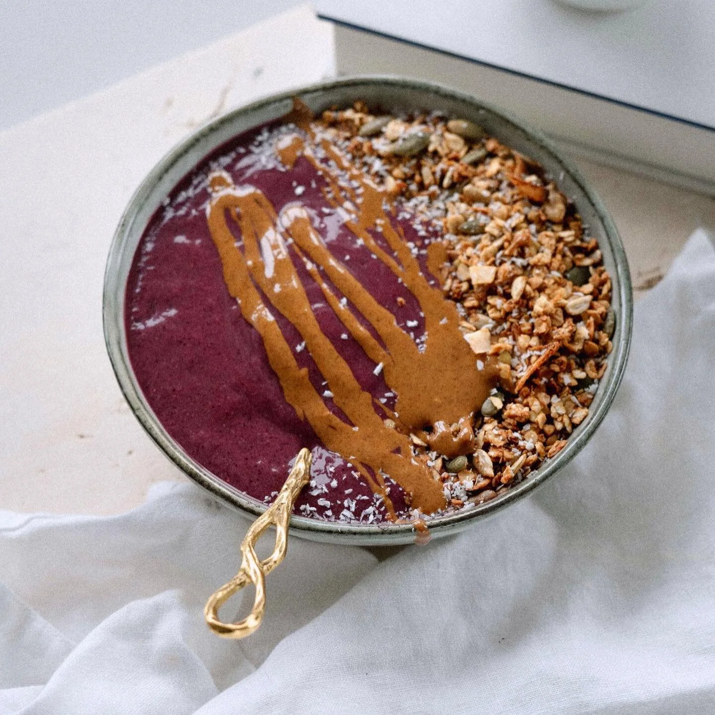STOP.... Smoothie time (you can touch this).

Take this for the most simple a&ccedil;ai bowl ever 
- 100g frozen a&ccedil;ai (@theholyberry 👌🏻)
- 1 banana
- 1/4 cup almond milk (start with 1/4 then add if necessary)

Mix mix mix top top top and off
