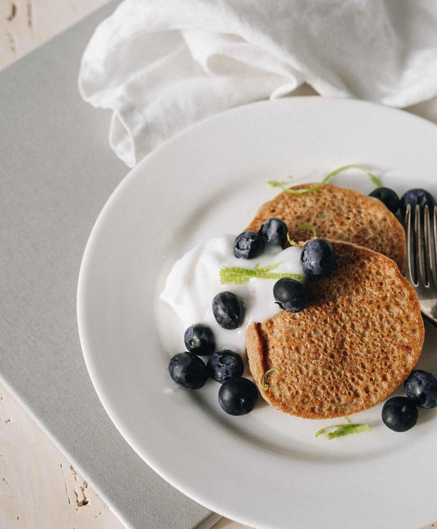 &ldquo;Fruitpap&rdquo; pancakes aka baby-food for curious adults. Easy, naturally sweetened and plant-based. Also: delicious. Have a taste of the batter while you&rsquo;re at it, it&rsquo;ll bring back some memories!
They are super easy to whip up an