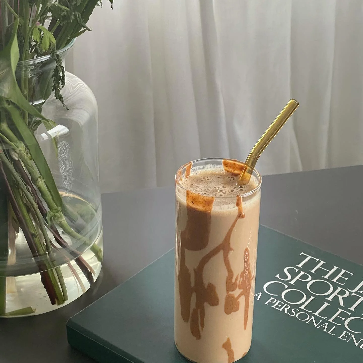 Make your weekday breakfast a bit sexier by adding almond butter swirls to your smoothie glass. Always does the trick👌🏻. Not a real recipe but you can&rsquo;t go wrong with blending: stewed apples, cinnamon, plant-based alternative for milk (@alpro