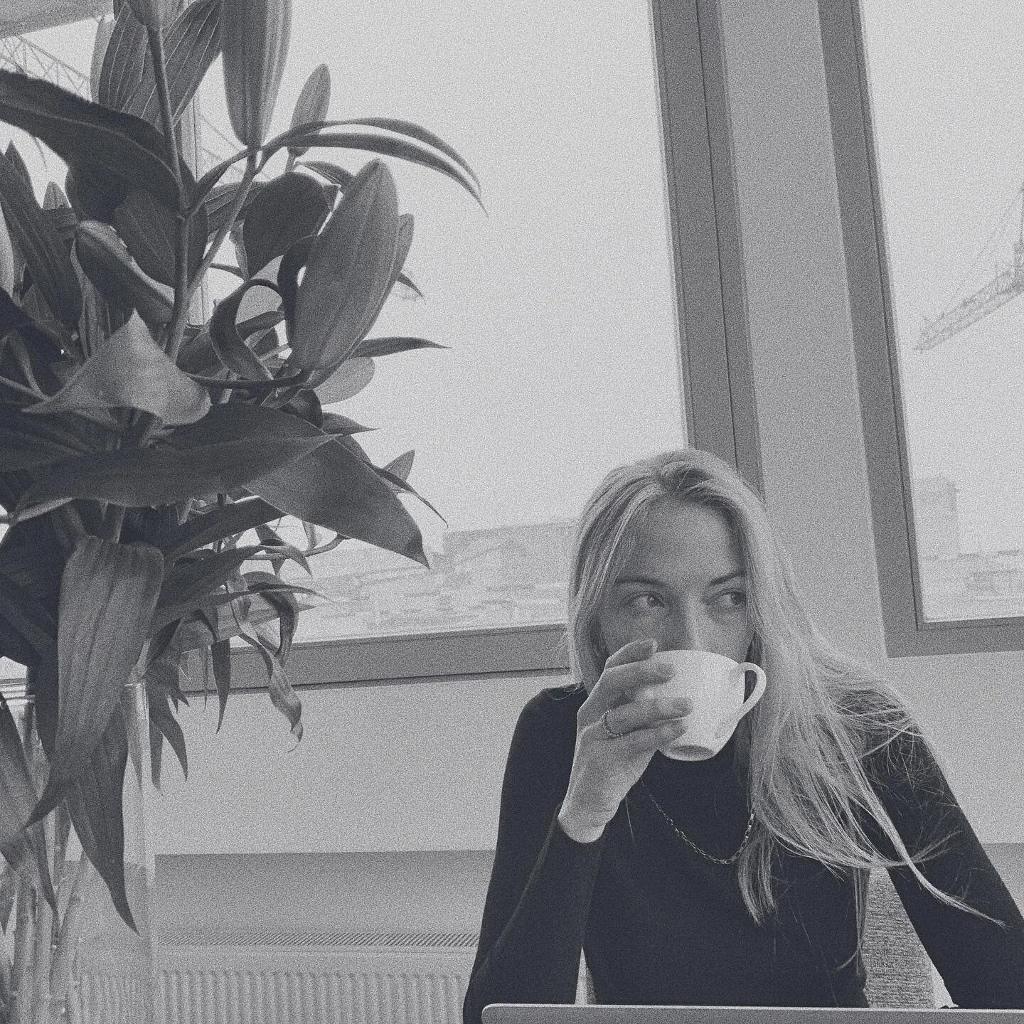 Staying inside drinking tea feeling fine ✨🍵
-
-
-
-
-
-
-
#fitfoodness #pgminseason #wellandgoodeats #healthyfoodideas #simplethingsmadebeautiful #lifeandthyme&nbsp;#slowliving #vscoselfie #pursuepretty #elkedagweekend 
#minimalaesthetic #thenewheal