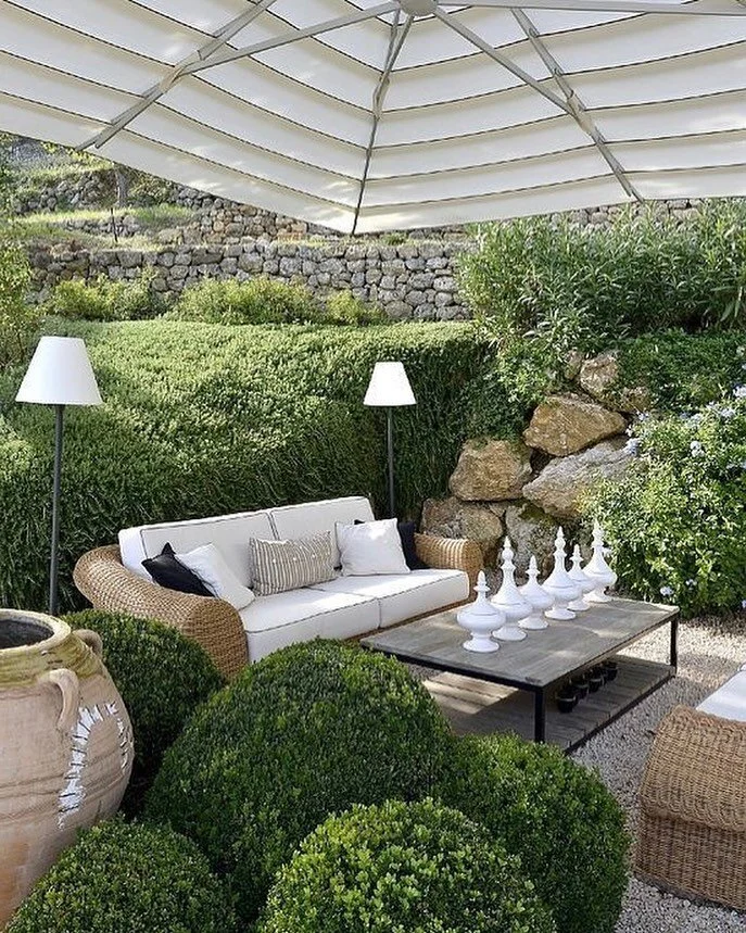 Beginning to feel like long evening under the stars are soon to be!! I&rsquo;d love to spend every day in this intimate oasis! 😍

#sophiesoniinteriordesign #sophiesoniinteriors #sophiesonidesign #sophiesoni #essexinteriors #essexinteriordesign #inte