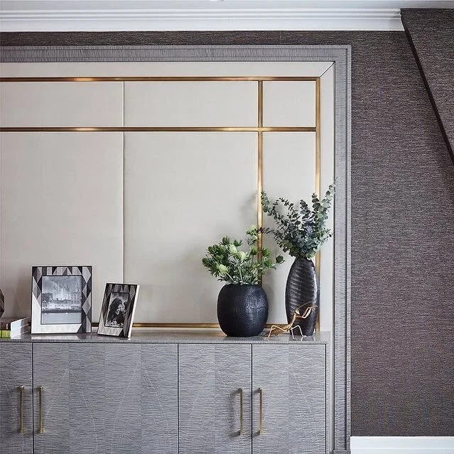 Moody but fresh details 👌🏼

Throwback Thursday to a old project, styling with these exceptional LINLEY pieces and playful objet d&rsquo;art.

#sophiesoniinteriordesign #sophiesoniinteriors #sophiesonidesign #sophiesoni #essexinteriors #essexinterio