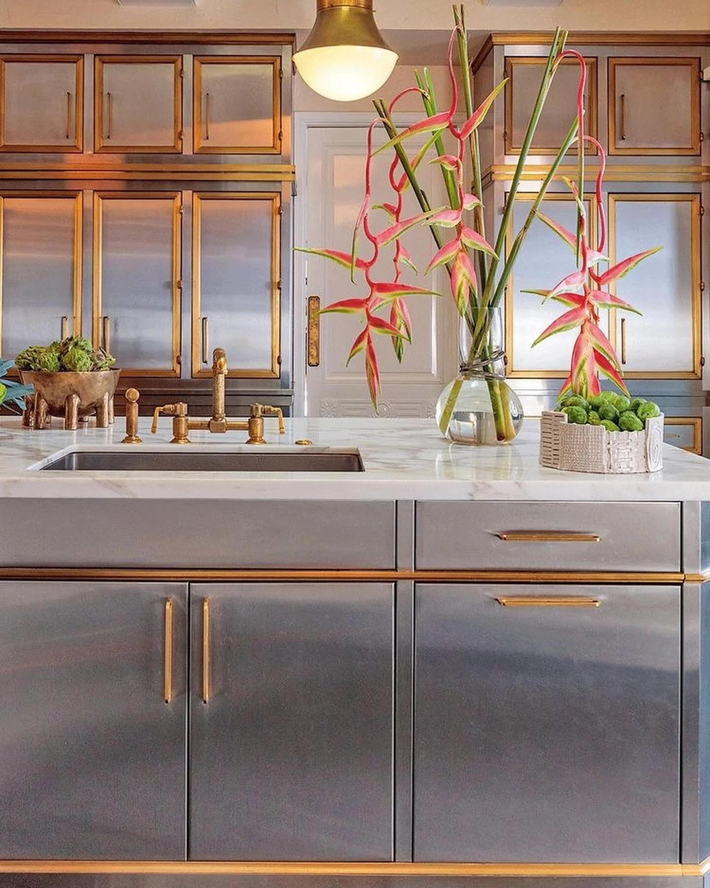 A kitchen of dreams!!!

Always loved this Hillcrest Residence kitchen by @kellywearstler. Stainless steel need not look clinical, yet should be just as chic as this.

#sophiesoniinteriordesign #sophiesoniinteriors #sophiesonidesign #sophiesoni #essex