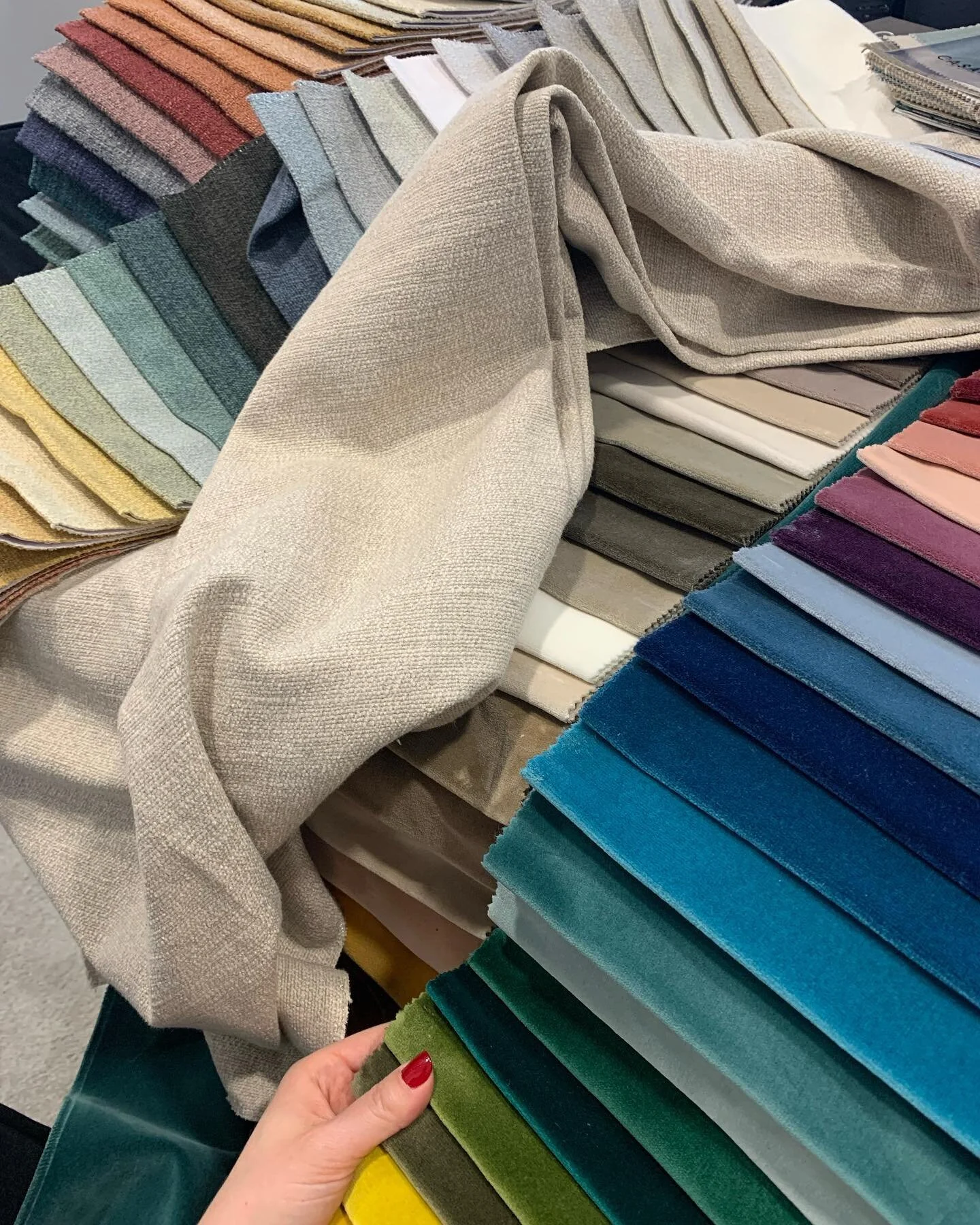 A Friday BTS!

Give us all the colour 😍 (but also the stunning neutrals)

#sophiesoniinteriordesign #sophiesoniinteriors #sophiesonidesign #sophiesoni #essexinteriors #essexinteriordesign #interiordesign #luxuryinteriors #interiors #bespokedesign #s