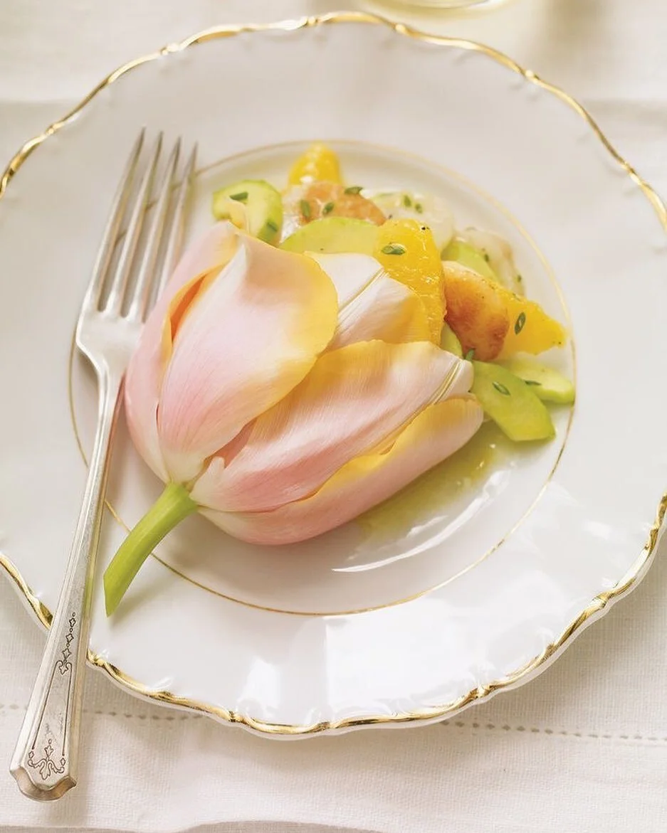 🌷 Not interiors related (although this would make a gorgeous room colour palette), but we just discovered that tulip petals were edible! 

How amazing does this spring scallop and orange salad look!!! 

DM for the secret recipe 😉 - just in time for