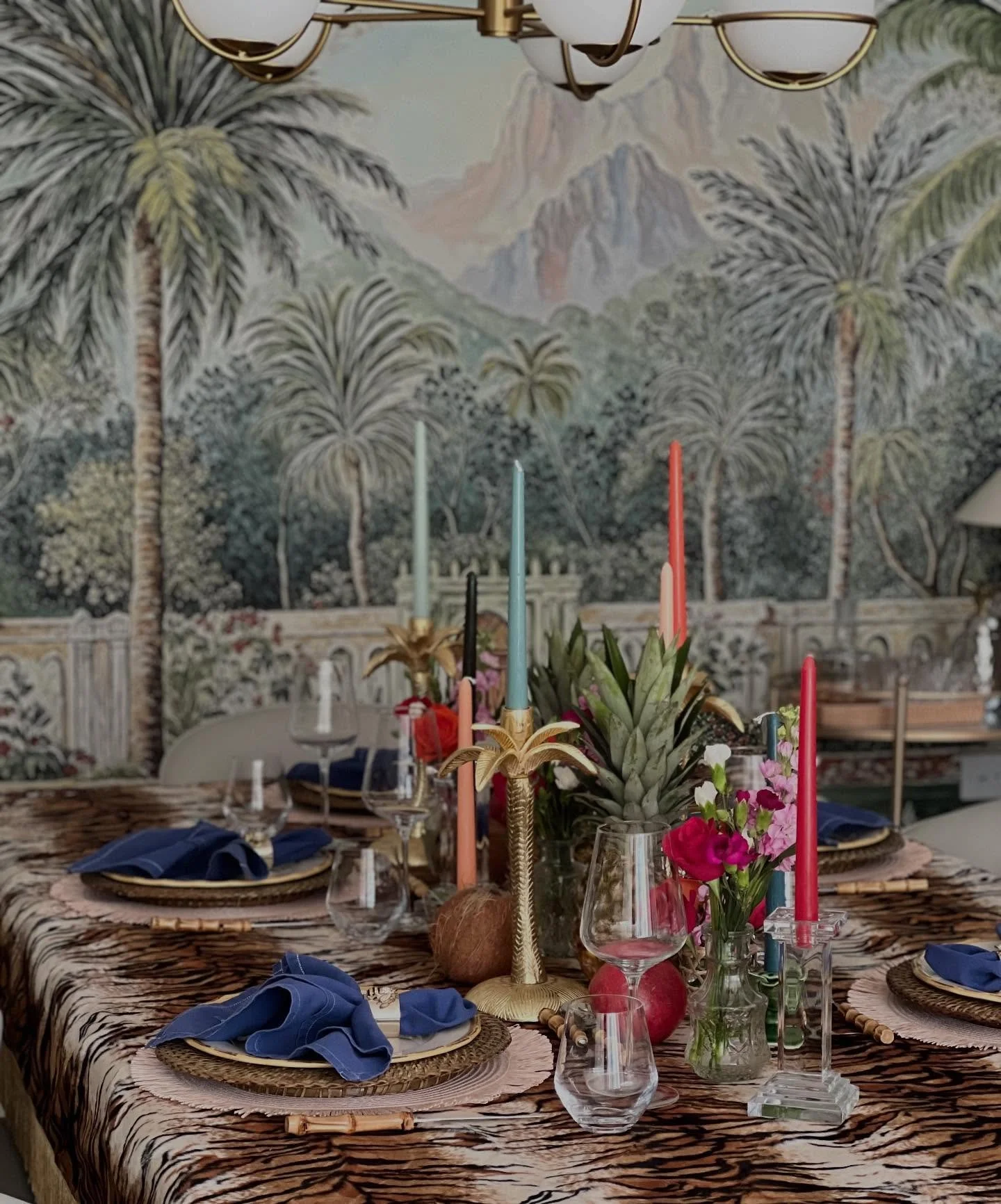 Party season has officially begun!

#tablescape #dinnerwithfriends #aroundthetable #tabledesign #tables #centredtables #centred #sophiesonicentred #sophiesoniinteriordesign #sophiesoniinteriors #sophiesonidesign #sophiesoni #essexinteriors #essexinte
