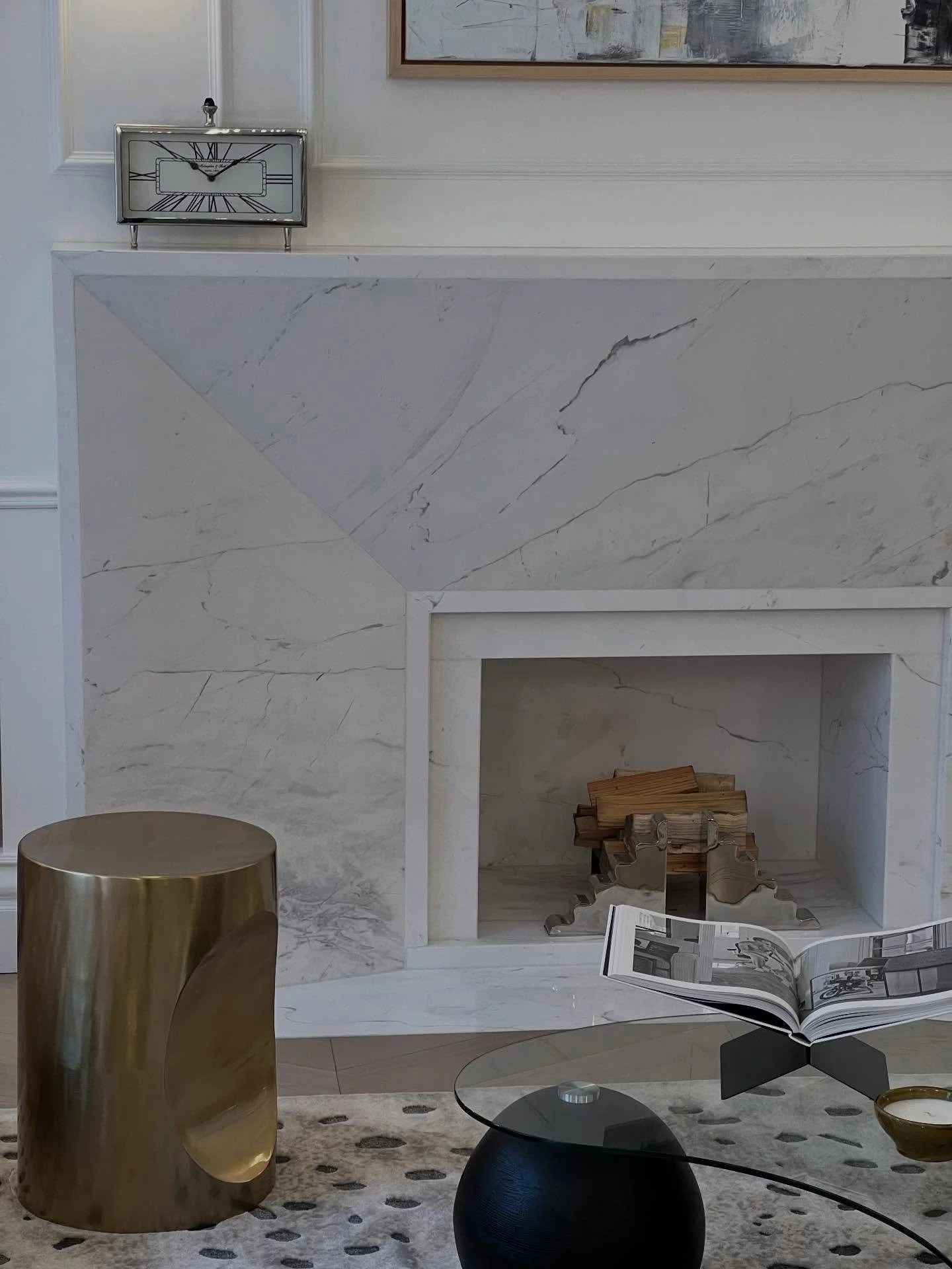 Monolithic glory

A fireplace we crafted to create an imposter in a property filled with period character, to contrast the layering of design over time.

#mayfairinterior #enel #interiordesign #londoninteriors #luxuryinteriors #bespokejoinery #grosve