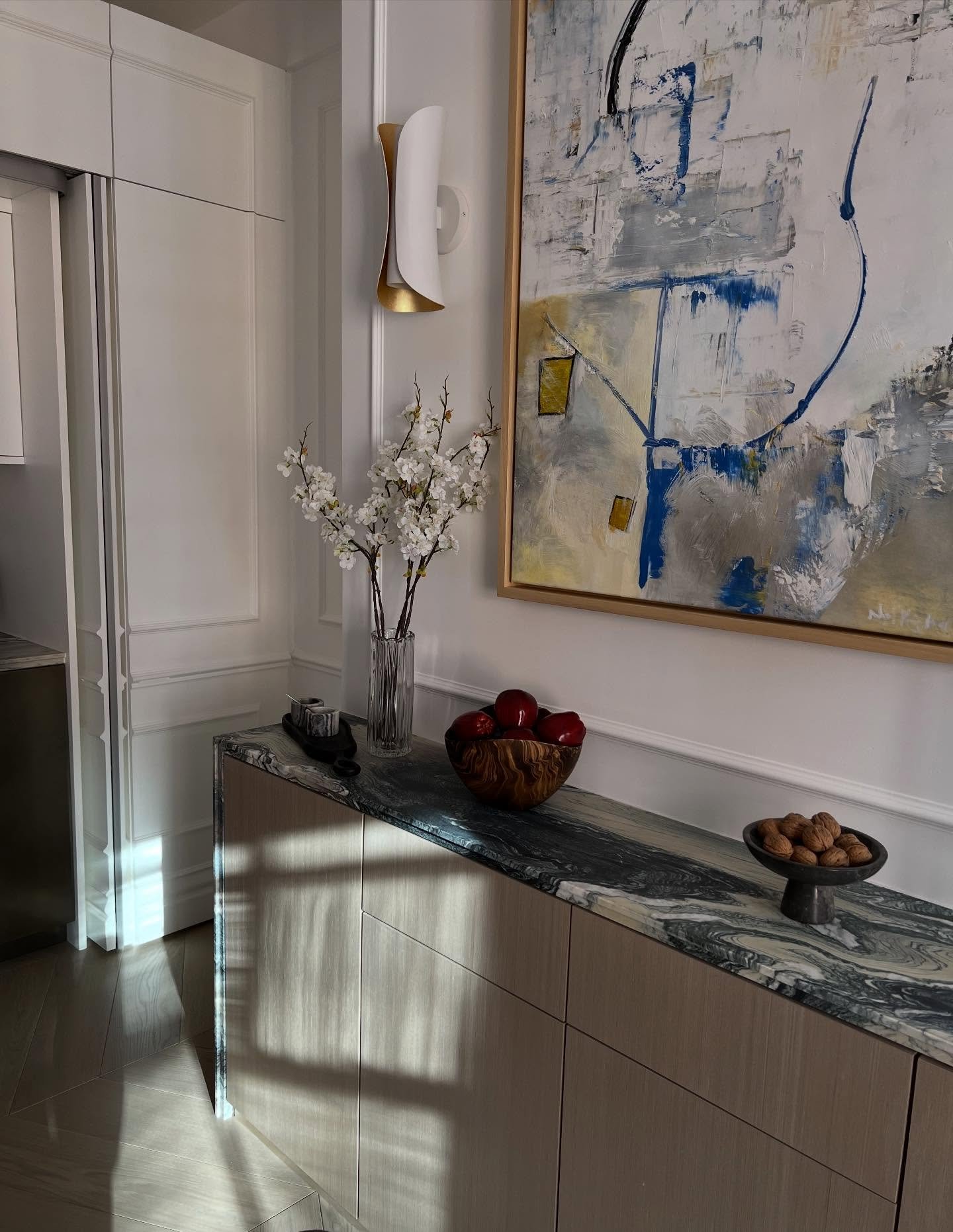 Beautiful winter sun flooding the kitchen space on a project I recently revisited. Really and truly loved working with this marble! Finding the perfect Cippolino was a task, but when we did, it was a match made in heaven!

#mayfairinterior #enel #int