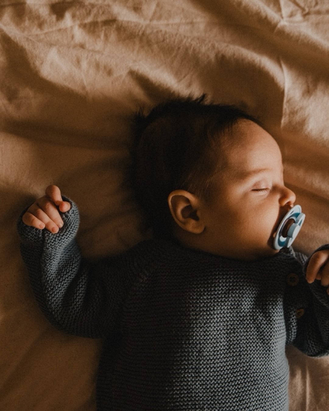 Tussen voedingen, troostende knuffels, kattenslaapjes in de co-sleeper en lieve post-it&rsquo;s door mocht ik het nestje van kleine Moos vastleggen. 

Hoe mooi kan het zijn 🤍

.
.
#newbornfotograaf #newbornshoot  #newbornsession #lifestylephotograph