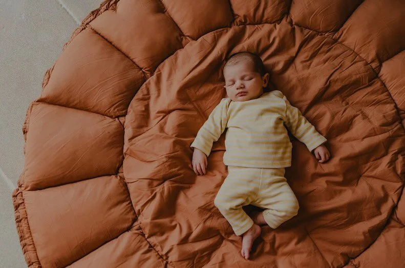 Juliette deed een zalig dutje tijdens onze newbornshoot&hellip;

Na twee weken thuis te zijn geweest met een pittige peuter en een baby, ben ik daar precies ook aan toe 🫣

Maar no rest for the wicked want er zijn nog heel wat mensen die wachten op h