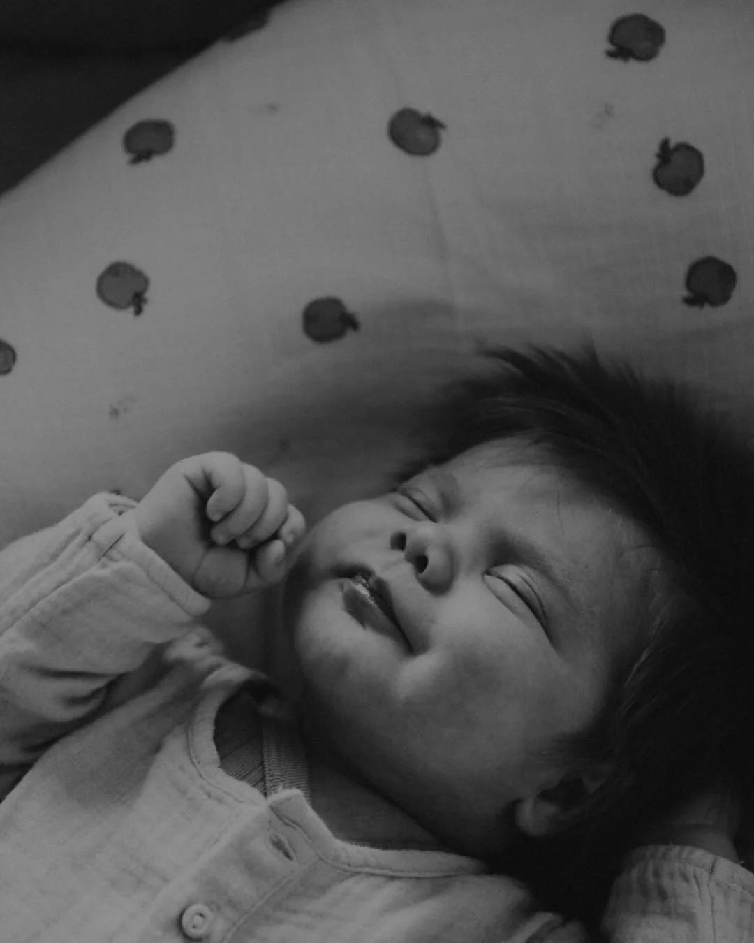 Welkom, lieve Liv.
Moge die weelderige haardos voor altijd de jouwe blijven 🤍

.
#newbornfotograaf #newbornshoot  #bayfotografie #lifestylephotography #newbornfotograafbelgi&euml;